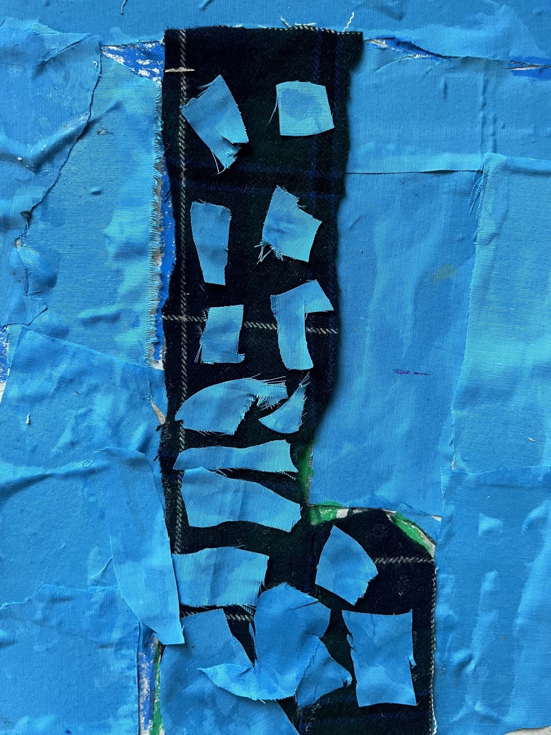 Sky tower we Wrocławiu przedstawiony na tle błękitnego nieba.