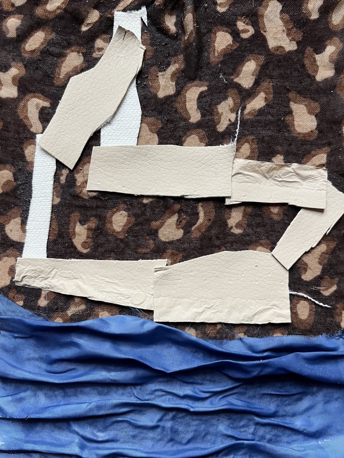 abstrakcyjne ujęcie ulubionego miejsca we Wrocławiu najmłodszej uczestniczki zajęć. Praca przedstawia zjeżdżalnię w Aquqparku.