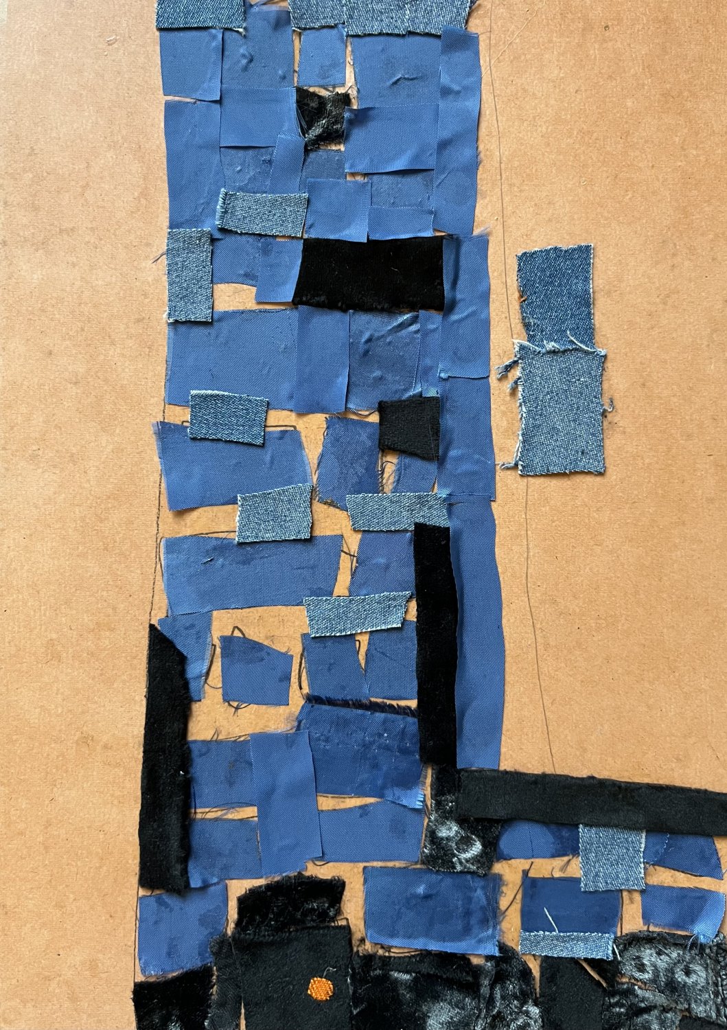 Błękitne okna Sky Tower najwyższego budynku we Wrocławiu.