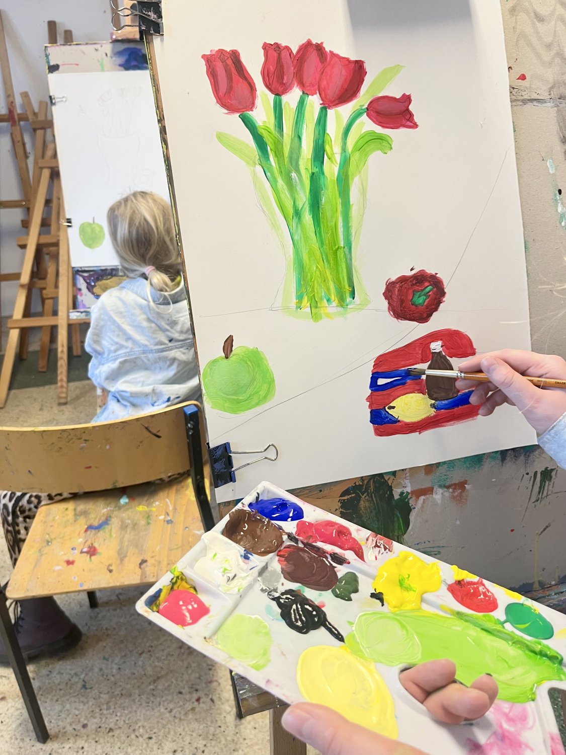 Ujęcie z pracowni malarskiej podczas pracy nad obrazem.