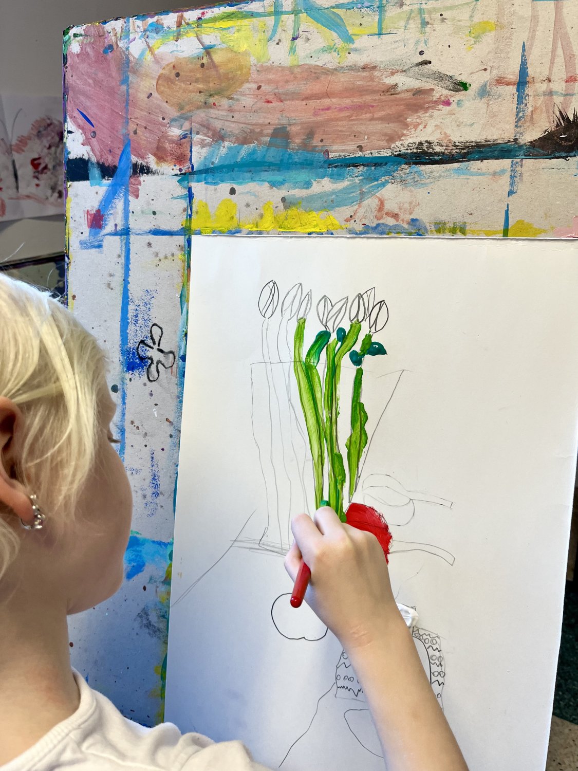 Zbliżenie na artystkę podczas pracy nad obrazem