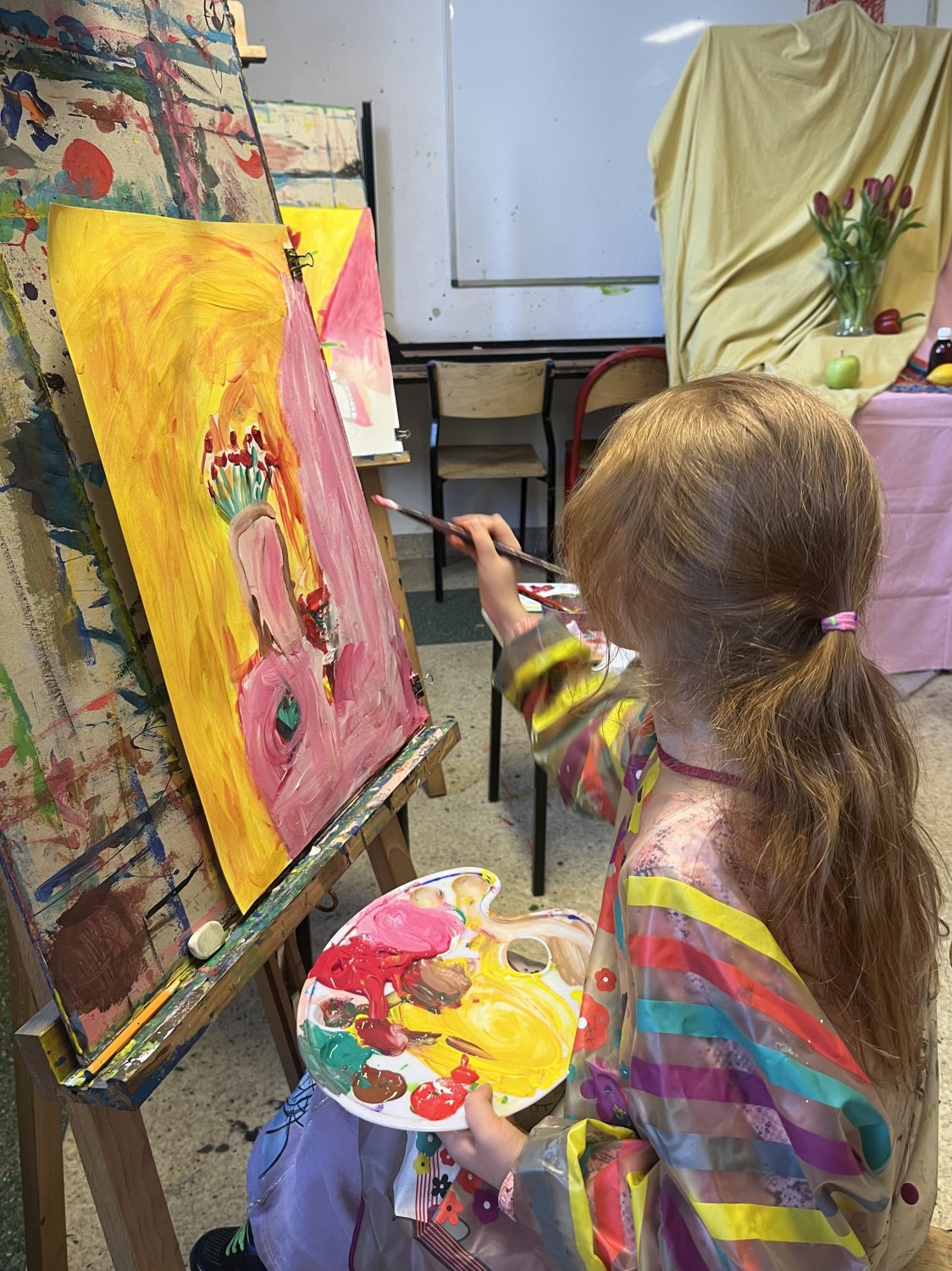 Artystka podczas pracy malowania martwej natury