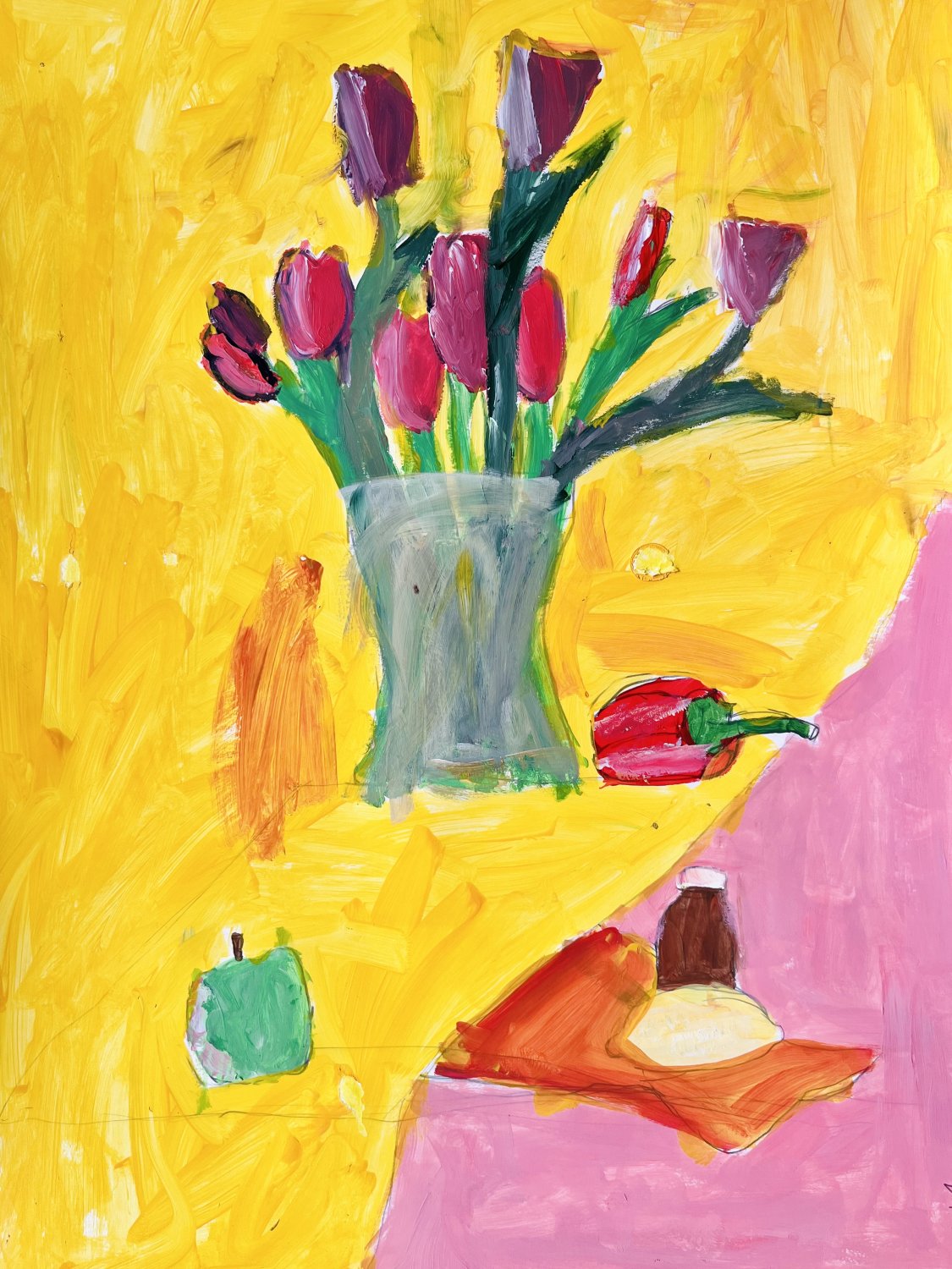 Praca plastyczna martwa natura z czerwonymi tulipanami na żółtym tle.