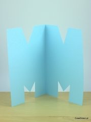 Błękitna laurka w kształcie litery M - otwarta.