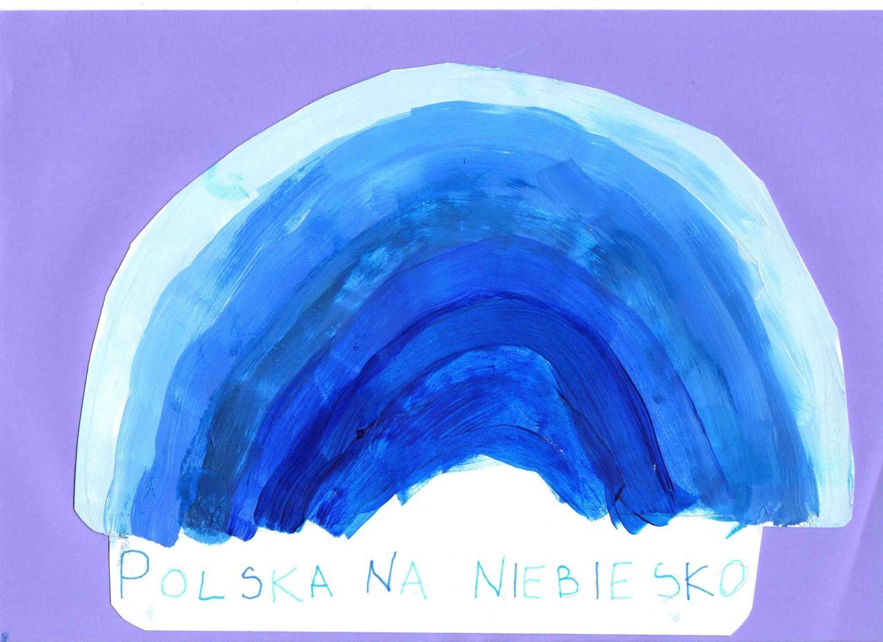 Plakat konkursu "Polska na niebiesko" przedstawiający niebieską tęczę na niebiesko-fioletowym tle.