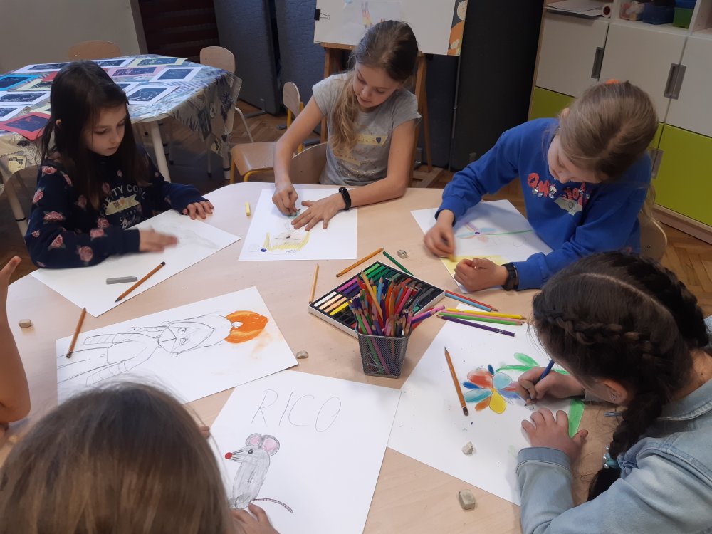 Warsztaty feryjne „Odkrywamy swoje talenty”. Dzieci rysują obrazki zaczynające się od kropki.