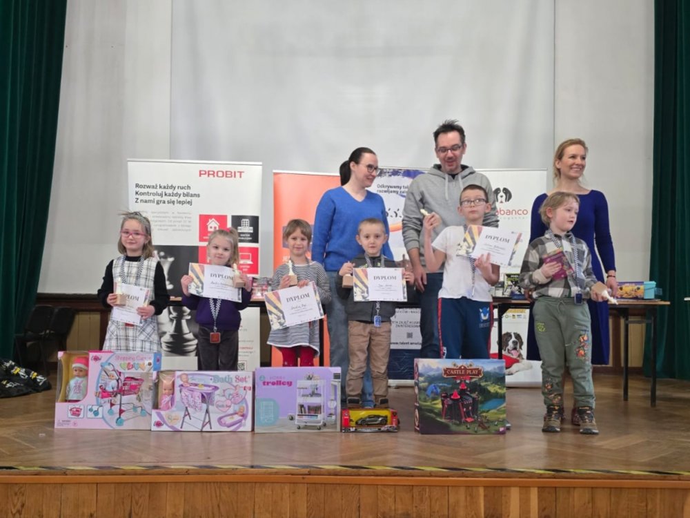 dzieci nagrodzone w turnieju szachowym