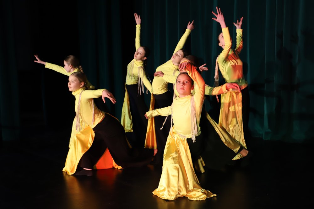 kadr tańczącej grupy