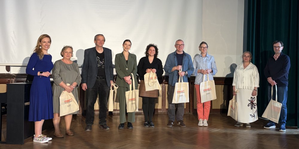 organizatorzy i osoby wspierające Turniej Graj z Talentem. od lewej: Lidia Zdziarska Zaręba, Danuta Pilch, Robert Korpalski, Karolina Hozer, Marta Mrzygłód-Chudyk, Mariusz Zacharzewski, Rodzic uczestnika, Yulia Demenko, Krzysztof Hejmej