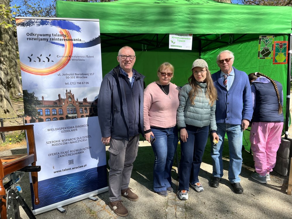 Osoby reprezentujące CKT na pikniku ekologicznym Wrocław nie marnuje. od lewej: Mariusz Zacharzewski, pani Wandałowska, Marta Birkowska-Gacek, Marek Wandałowski