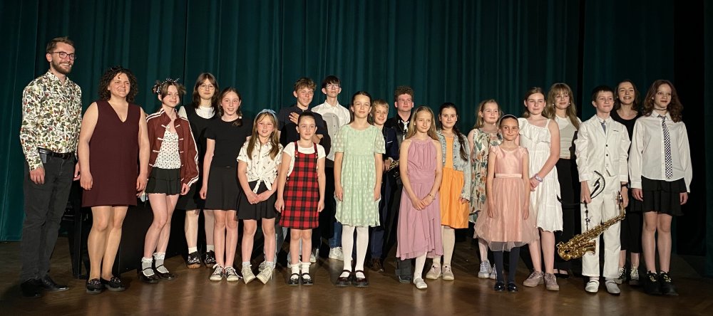 Estrada Młodych Talentów - zdjęcie grupowe wszystkich uczestników i opiekunów