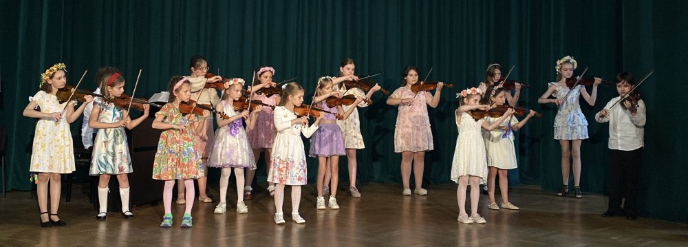 Estrada Młodych Talentów. Zdjęcie grupowe. Koncert skrzypcowy dzieci z Pracowni muzycznej. Sekcja skrzypiec.