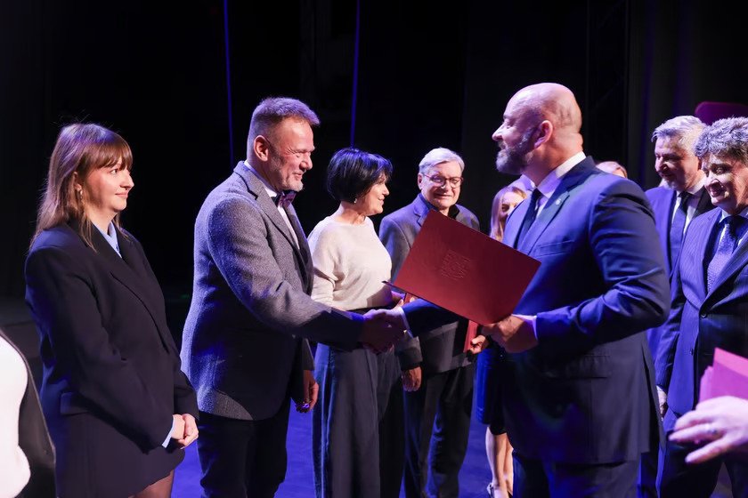 Wręczenie Nagrody Prezydenta Miasta. Justyna Lewandowska, prezydent Jacek Sutryk