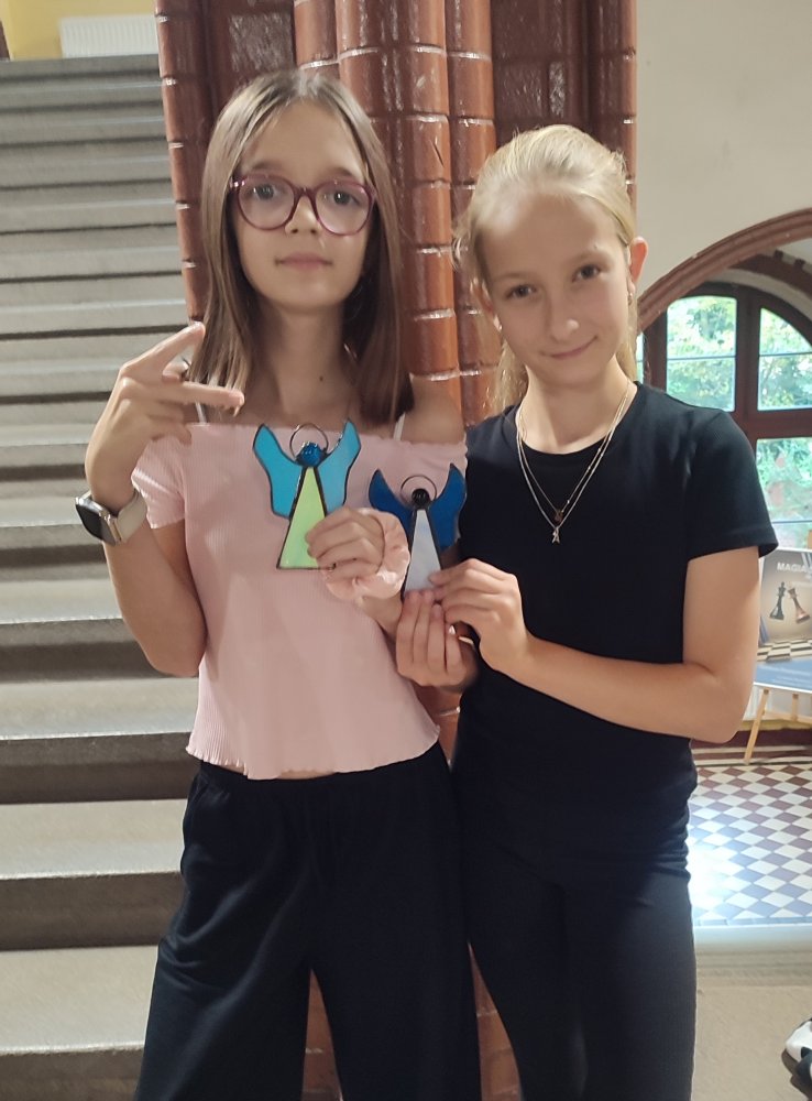 Marta i Asia prezentują swoje witrażowe prace - aniołki