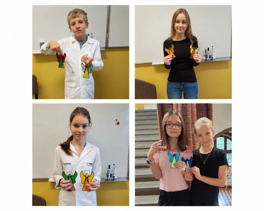 Kolaż zdjęć przedstawia uczestników zajęć witrażu prezentujących swoje prace : aniołki. Wojtek 10 lat, Marta 17 lat, Marta 14 lat, Lila i Asia 13 lat.